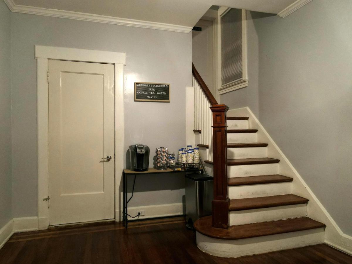 Arrivals & Departures Bed & Breakfast Elizabeth Bagian luar foto